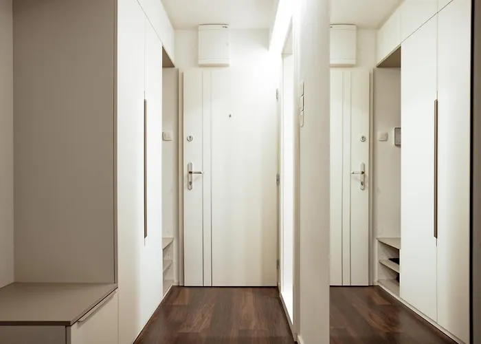 Elegant 1-bedroom Near Hill Forest