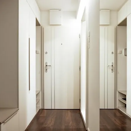 Elegant 1-bedroom Near Hill Forest