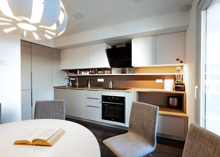 Elegant 1-bedroom Near Hill Forest * Lublaň